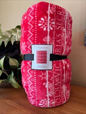 Victoria’s Secret Sherpa Blanket NWT